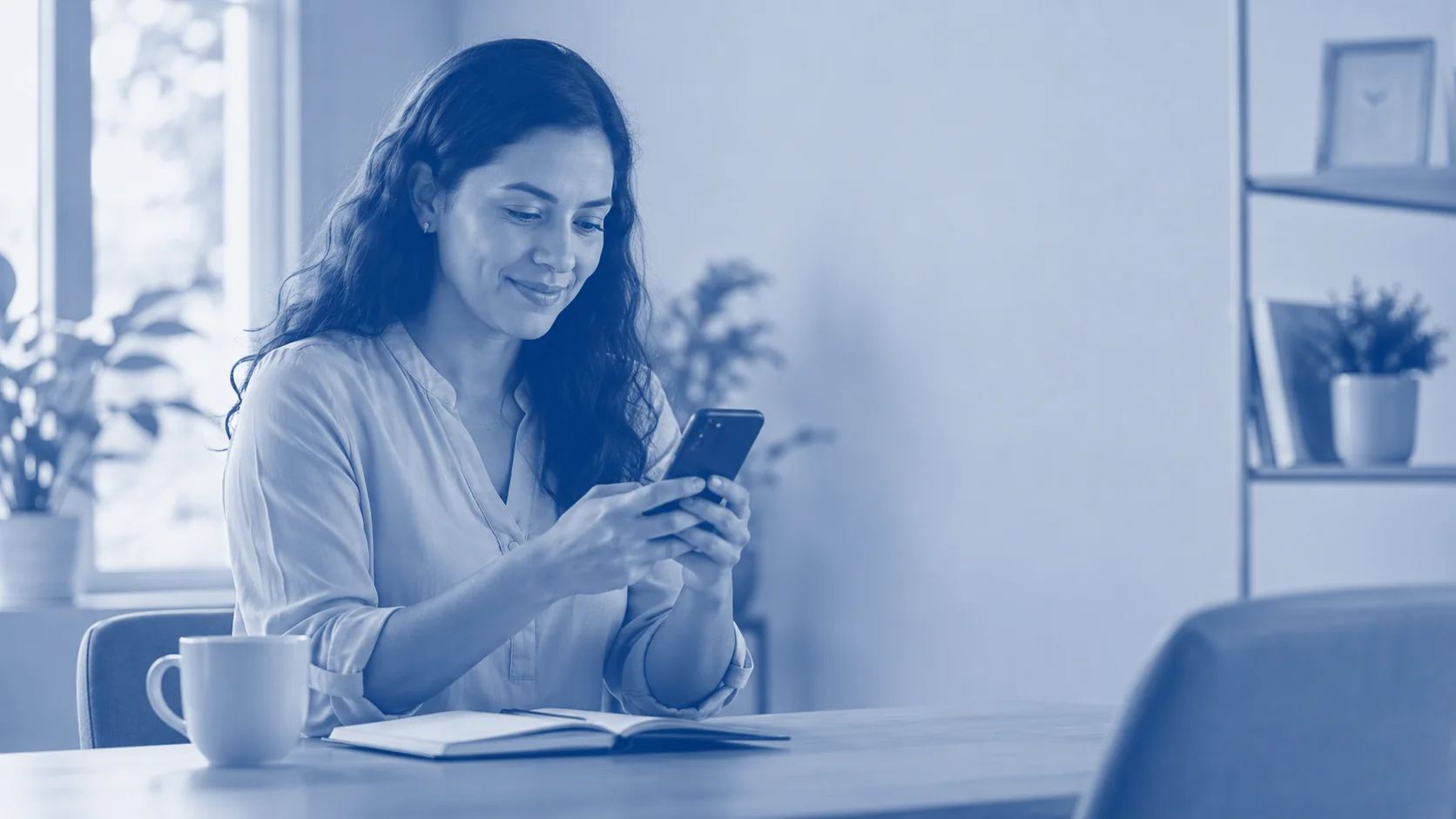 Mujer realizando su proceso de inscripción desde el celular