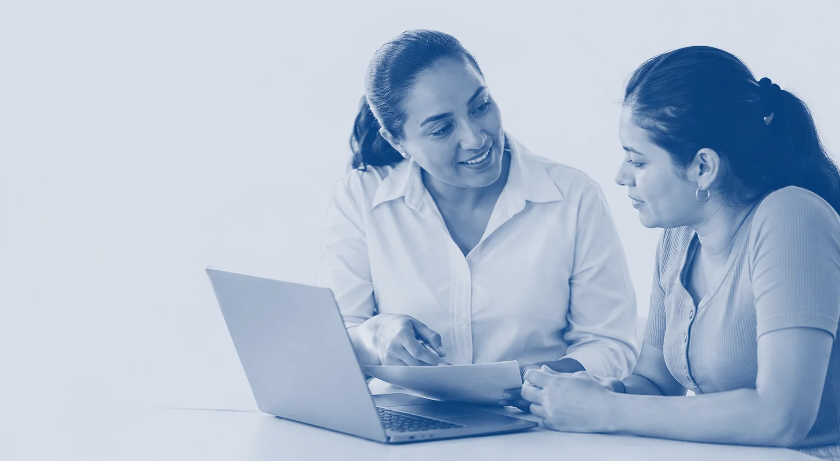 Mujer recibiendo acompañamiento durante su proceso de orientación laboral